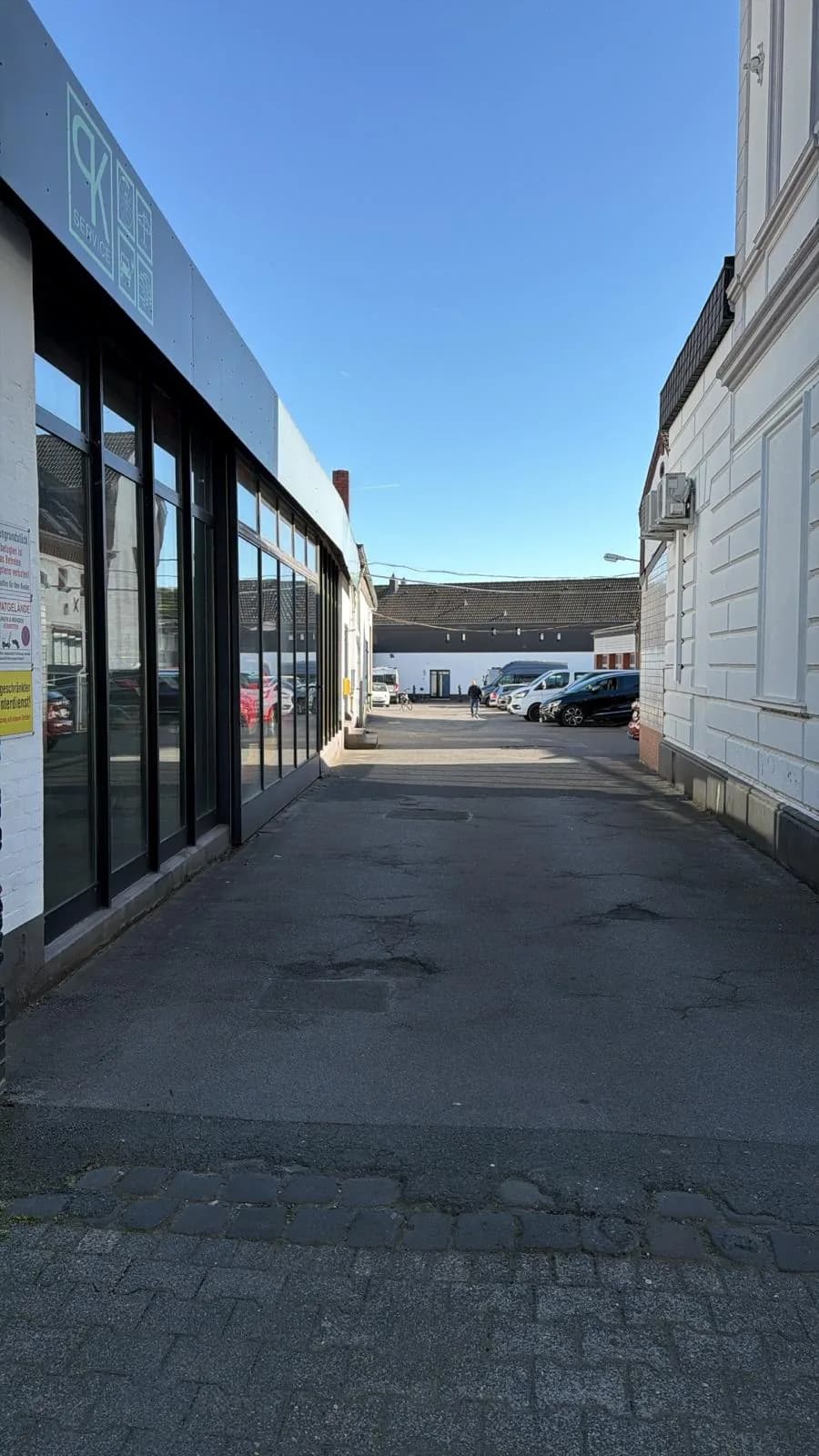 Hofeinfahrt der PK Service Werkstatt - jederzeit ansprechbar