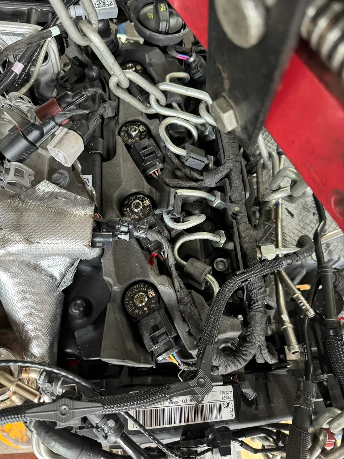 Ausgebaute Motor- und Anbauteile auf der Werkbank bei PK Service