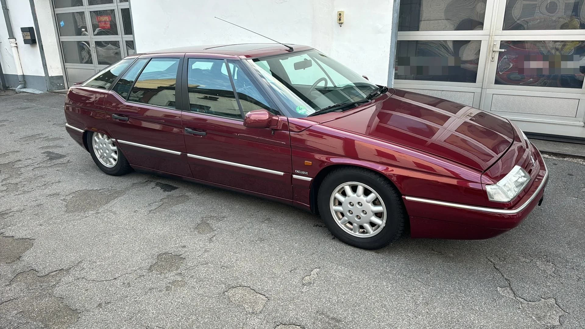 Citroën XM in Bordeaux-Rot - klassisches Fahrzeug auf dem Hof von PK Service