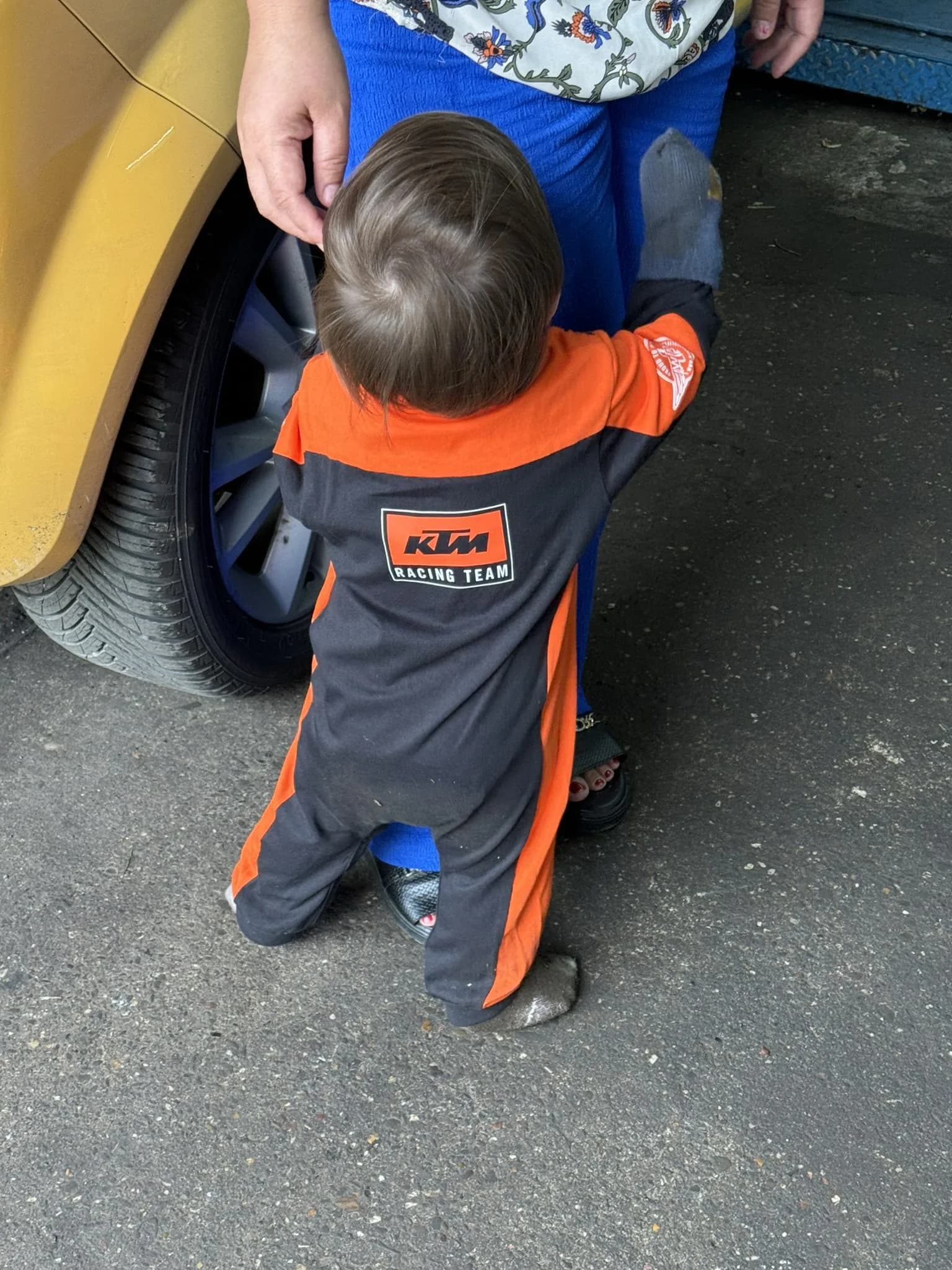 Kind im KTM-Anzug an der Werkstatt - Familien-Werkstatt im Wortsinn