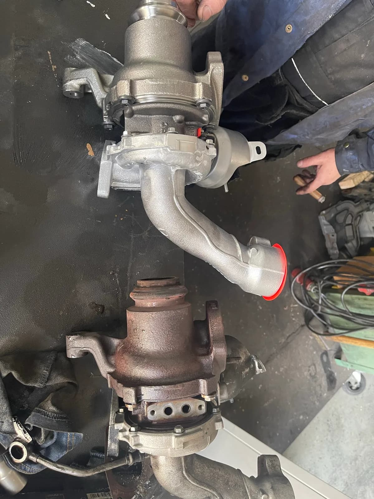 Mechaniker bei der Arbeit an Abgasanlage und Motor bei PK Service
