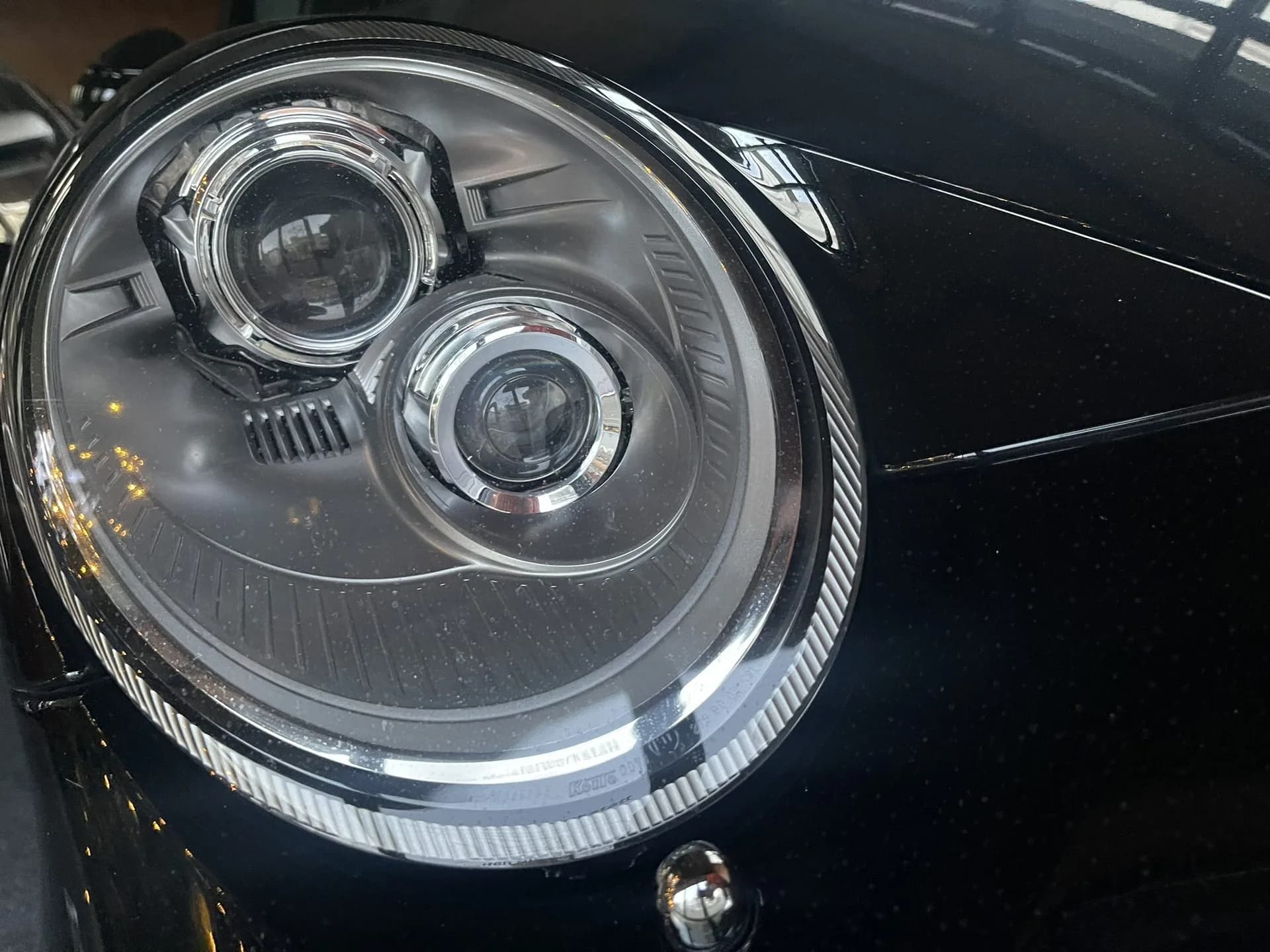 Hochglänzendes Scheinwerfer-Detail nach Aufbereitung