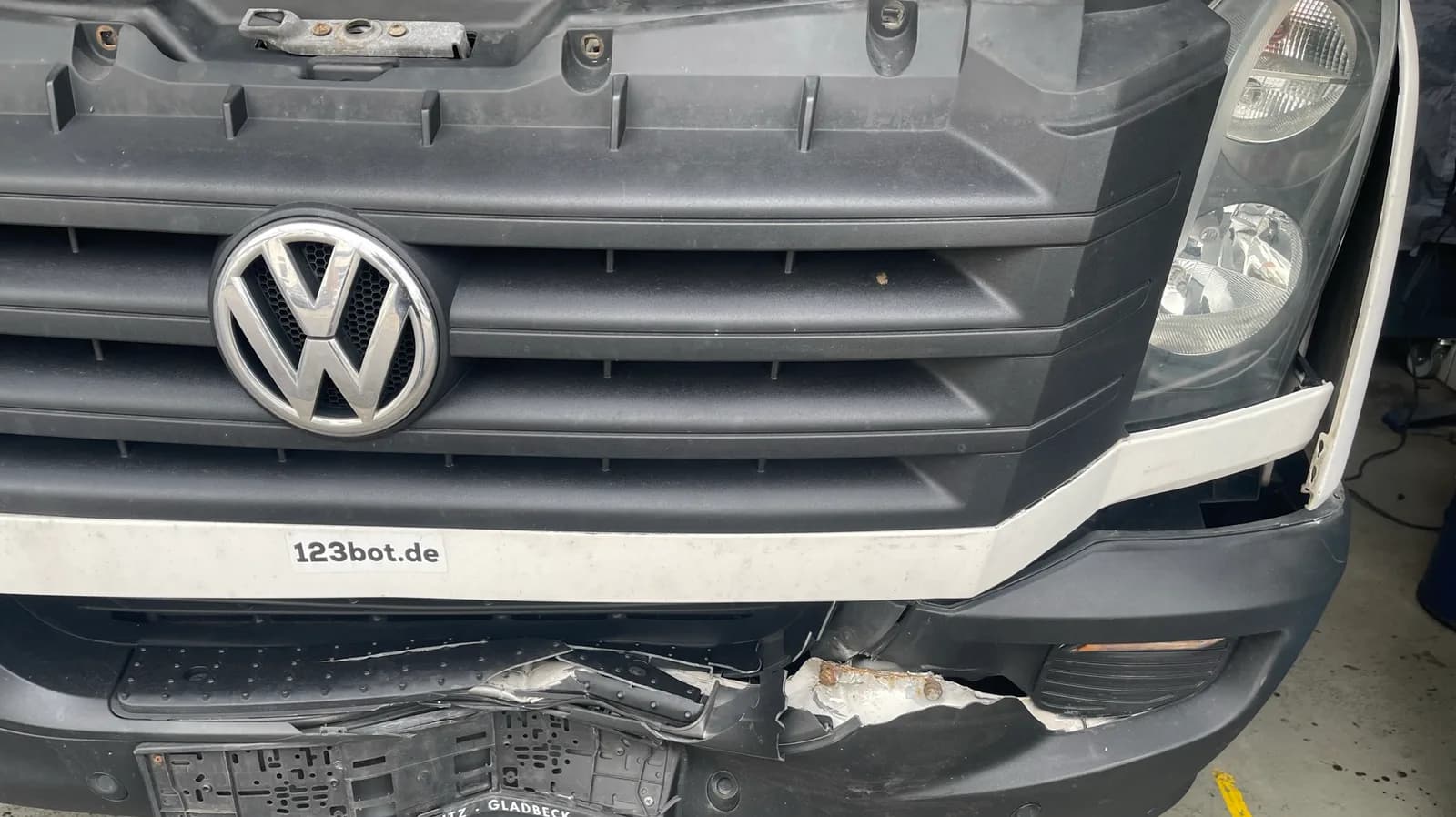 Transporter mit Frontschaden in der Werkstatt von PK Service