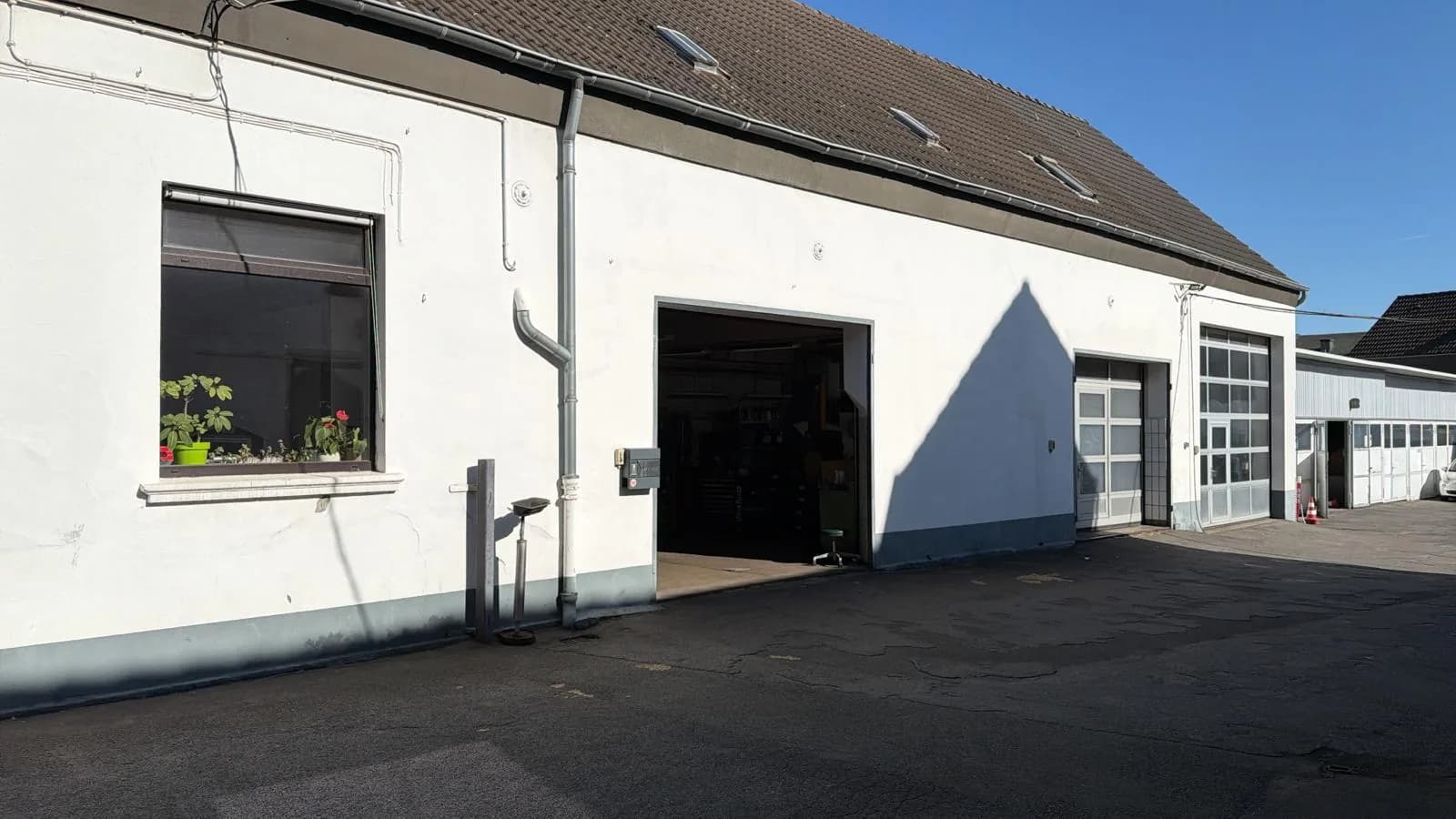 Innenraum der PK Service Werkstatt-Halle